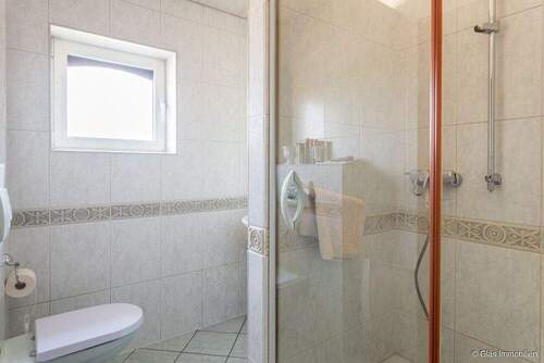 Gästebad mit Dusche - 