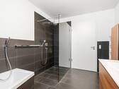 Tageslichtbad mit ebenerdiger Dusche - 