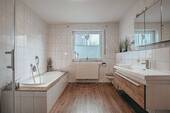 Modernes Badezimmer mit Dusche und Badewanne - 