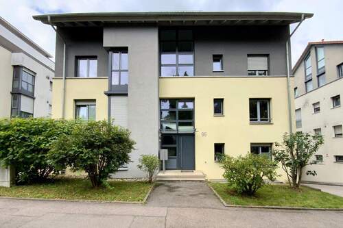 Hausansicht Ost - 3 Zimmer Etagenwohnung in Ludwigsburg