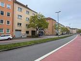Straßenansicht - Moderne 3-Zimmer-Wohnung in Hummelstein - Erstbezug nach Sanierung