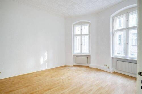 Wohnraum vor Sanierung - Große Lebensqualität, kleines Altbau-Apartment