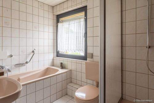 Badezimmer mit Dusche und Wanne im OG - 