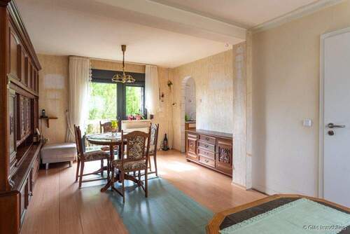 Wohn-/Esszimmer mit angrenzender Küche und Zugang - 5 Zimmer Einfamilienhaus in Völklingen