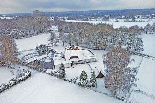 Luftbild - Raum für Ihre Ideen - Reetdach-Anwesen mit Atelier in Ortsrandlage, Pferdehaltung möglich