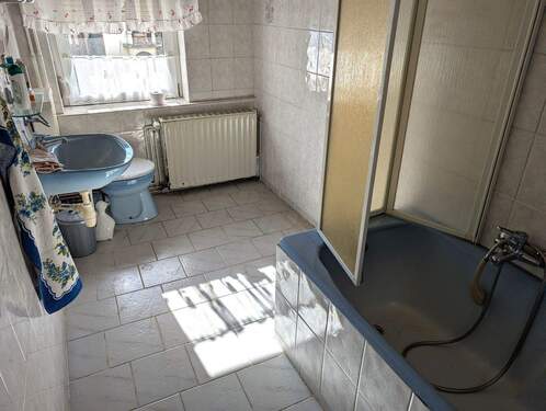 Bad mit Wanne unten - 