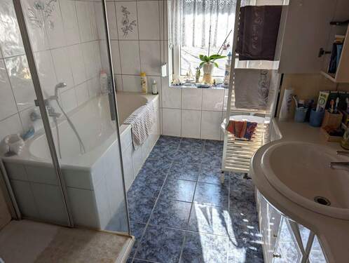 Bad mit Wanne und Dusche oben - 