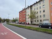 Straßenansicht - Kernsaniert & sofort bezugsfrei: 3-Zimmer-Wohnung mit Top-Potenzia
