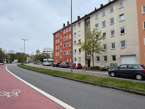 Straßenansicht - Kernsaniert & sofort bezugsfrei: 3-Zimmer-Wohnung mit Top-Potenzia