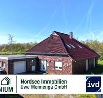 Exklusives Wohnen mit vielen Extras. Großzügige offene Wohnküche mit moderner Küche und Galerie. - Marienhafe