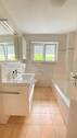 Bad mit Wanne und Dusche - 