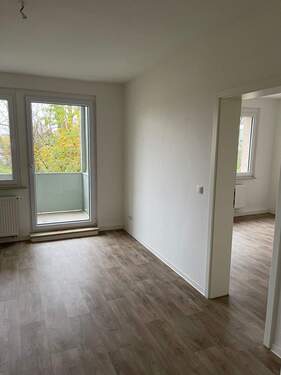 Muster Wohnzimmer mit Zugang Schlafzimmer - Etagenwohnung mit 48,10 m² in Bitterfeld-Wolfen zur Miete