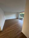 Lichtdurchflutetes Wohnzimmer - Frisch renoviert! 2-Zimmer-Wohnung mit Terrasse & Garten