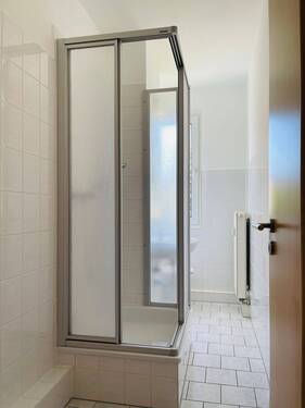 Bad mit Dusche - 