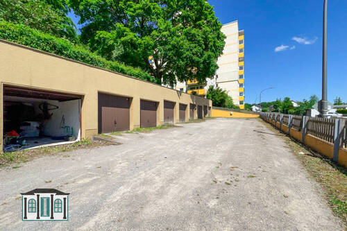 Garagenhof mit Blick zum Haus - 