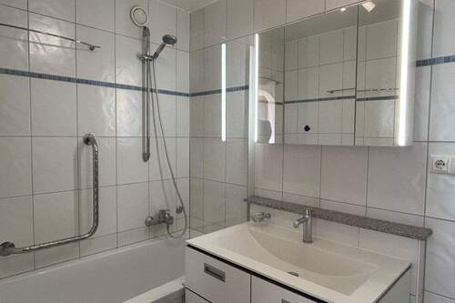 Bad mit Wanne und WM-Anschluss - 