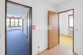Flur Blick in Schlafzimmer und Wohn- Essbereich - 