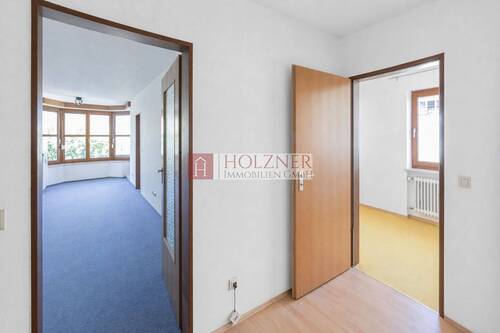Flur Blick in Schlafzimmer und Wohn- Essbereich - 