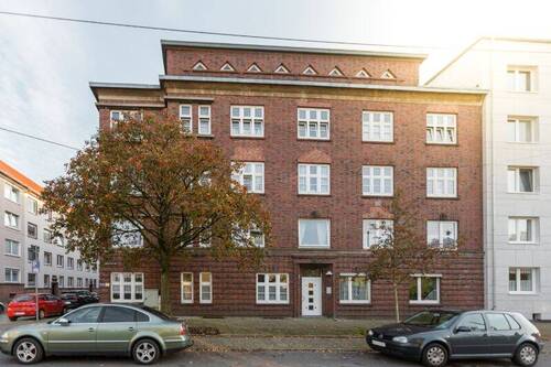 Hausansicht vorne - Günstige 3-Zimmer-Wohnung in Bremerhaven-Lehe mit neuen Fenstern