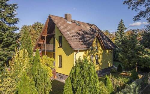 Blick auf das Haus - Charmantes und energiesparendes Einfamilienhaus mit Einliegerwohnung in zentraler und ruhiger Lage