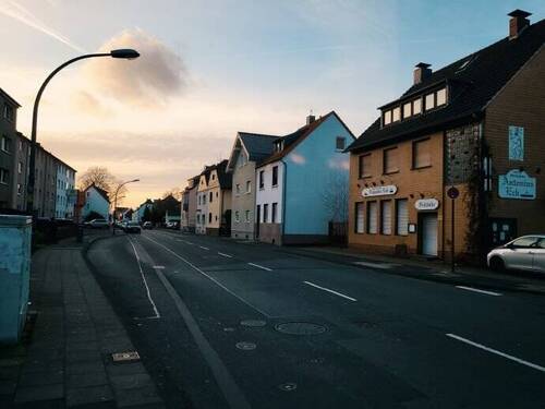 Strassenansicht - JETZT oder NIE: 1-2 Familienhaus mit wunderschönen Garten und großen Kaminzimmer