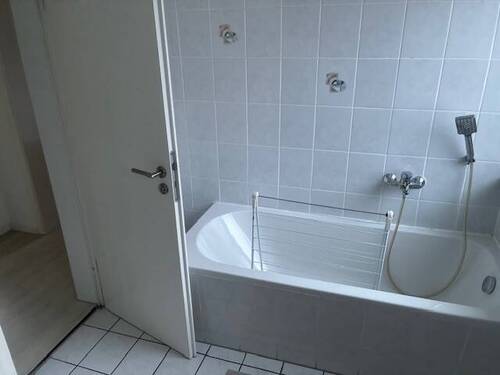 Bad mit Badewanne und Dusche - 
