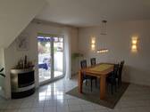 Wohnzimmer mit Zugang Balkon - Etagenwohnung mit 94,00 m&sup2; in Groß-Zimmern zum Kaufen