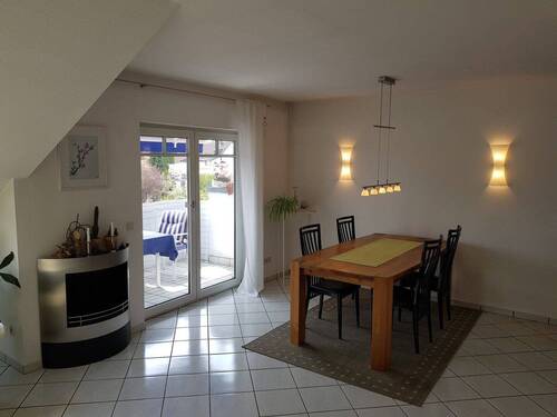 Wohnzimmer mit Zugang Balkon - Etagenwohnung mit 94,00 m&sup2; in Groß-Zimmern zum Kaufen