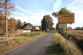 Straße - Großzügiges Baugrundstück für zwei Bauplätze mit positivem Bauvorbescheid