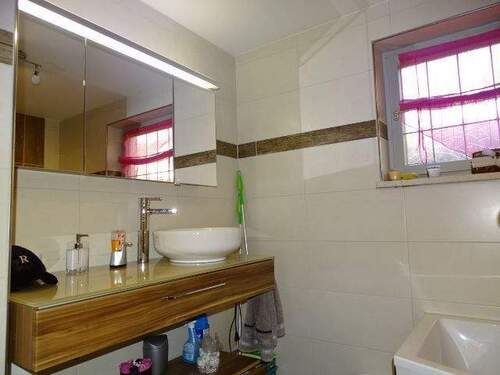 Waschbecken im Bad mit Fenster - 