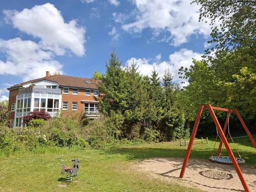 Hausansicht vom Spielplatz - Etagenwohnung mit 73,00 m&sup2; in Kiel zum Kaufen