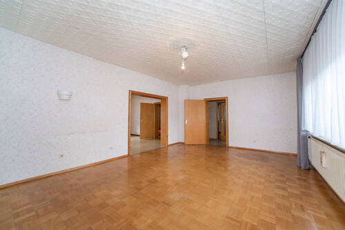 EG Wohnen mit Blick in Wohnküche - 