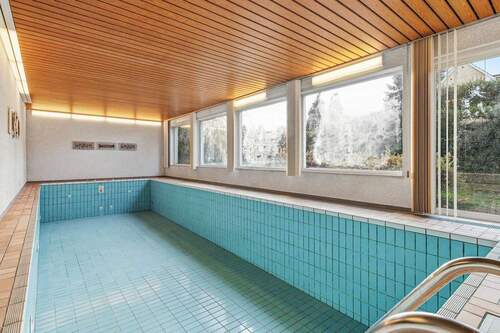 Indoor-Schwimmbad mit Terrasse - 