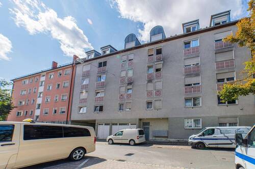 Fassade + Eingang - Nürnberg - 3-Zimmer-Eigentumswohnung Vermietet. Solide Substanz. Klare Zahlen.