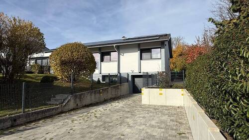 Ansicht mit Stellplätzen - Einfamilienhaus mit 176,60 m² in Heiningen zum Kaufen