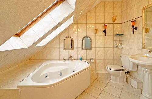 Badezimmer - Reihenendhaus mit 141,00 m&sup2; in Halstenbek zum Kaufen