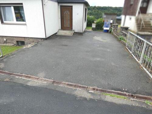 Blick zum Hauseingang - befestigter Innenhof - Einfamilienhaus mit 100,00 m&sup2; in Wurzbach zum Kaufen