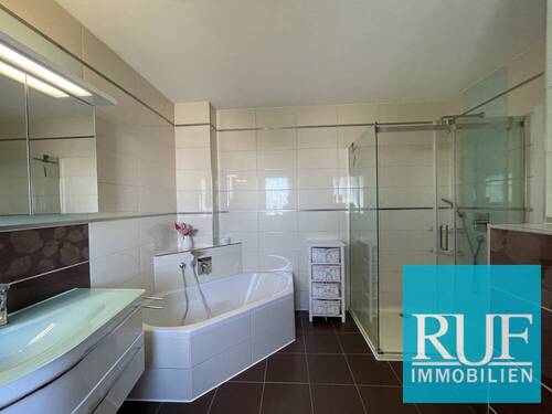 mit Dusche und Badewanne - 