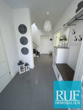 Eingangsbereich - 5 Zimmer Doppelhaushälfte zum Kaufen in Pforzheim