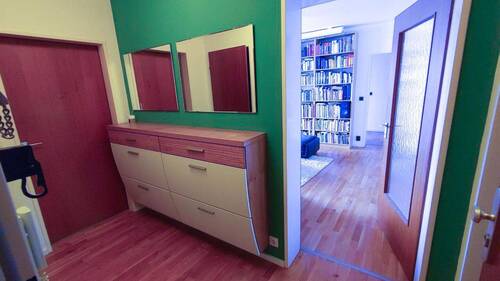 1. Flur, Blick ins Wohnzimmer - 