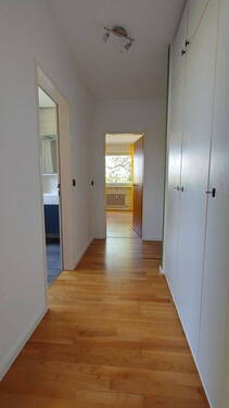 2. Flur Blick ins Bad und SZ - 