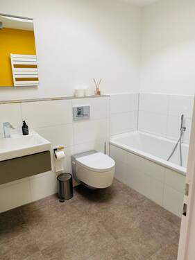 OG Bad mit Dusche u. Badewanne - 