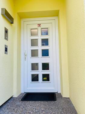 Haus-Eingangstüre - 7 Zimmer Etagenwohnung in Fürth