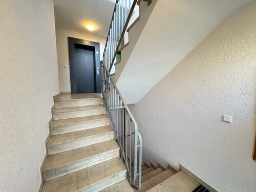 Treppenhaus - 4 Zimmer Etagenwohnung zum Kaufen in Nürnberg