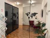 Eingangsbereich mit Warteplatz und Fonboxen - 