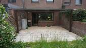 die große, überdachte Terrasse - Reihenmittelhaus mit 89,00 m&sup2; in Moers zum Kaufen