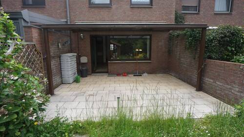 die große, überdachte Terrasse - Reihenmittelhaus mit 89,00 m&sup2; in Moers zum Kaufen