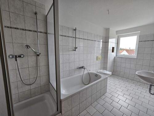 Badezimmer - 3 Zimmer Etagenwohnung zur Miete in Magdeburg