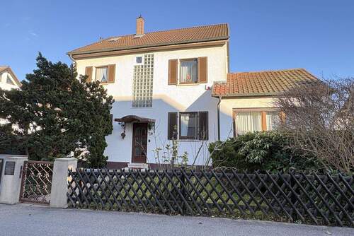 Hausansicht - Zweifamilienhaus mit Terrasse, Garten und Garage