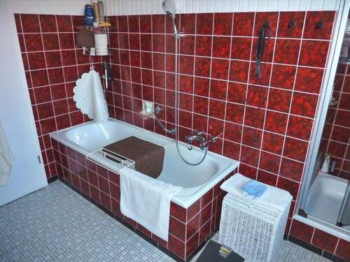 Badezimmer (EG) mit Wanne - 